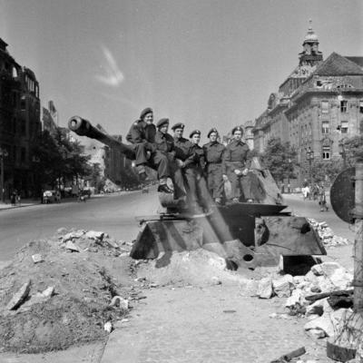 Pz kp bo 8 panzerturm panther ausf g ah bismarckstrasse schlossstrasse suarezstrasse soldats canadiens